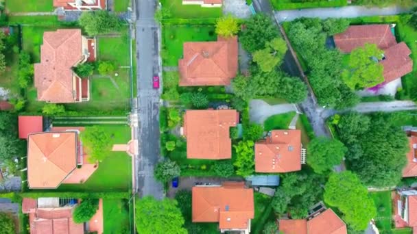 Felvétel a helikopteres repülés át az utcán, a házak és a pázsit az Európai külvárosok - Felvétel, videó