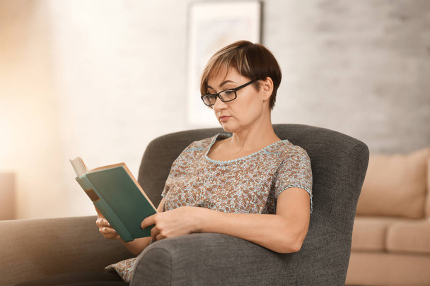  woman wearing glasses while reading - Zdjęcie, obraz