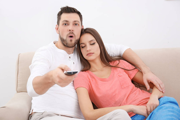 Young couple watching TV at home - Foto, immagini