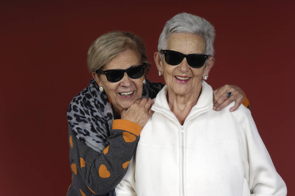 donna anziana con occhiali da sole
 - Foto, immagini