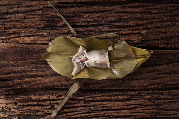 Tay tatlı muz yaprak üzerinde ahşap arka plan lezzetli - Fotoğraf, Görsel