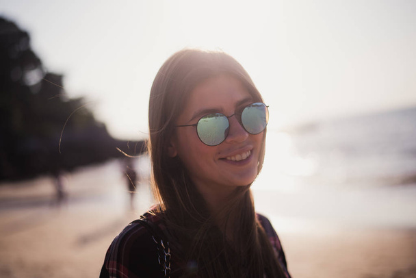 Primer plano retrato de playa de alegre rubia hipster. Chica salvaje en la playa de verano con gafas de sol, estilo chica hipster, de moda
 - Foto, imagen