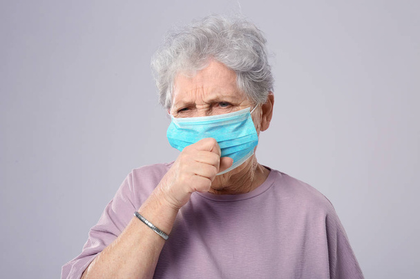 elderly woman wearing protective mask  - Foto, Bild