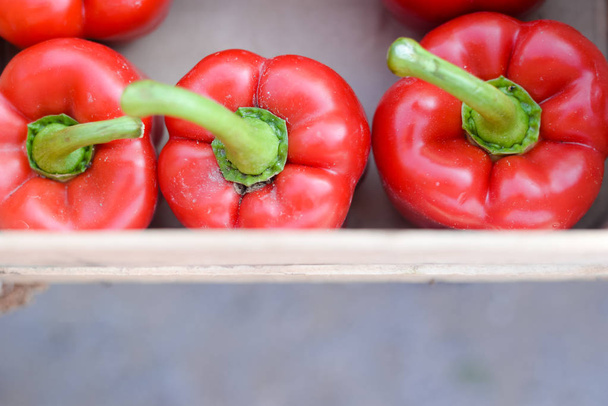 A group of fresh and clean red peppers - Foto, afbeelding