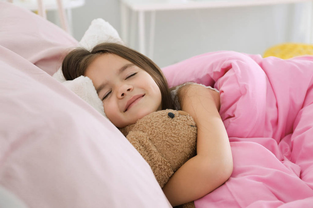 little girl sleeping in bed - Zdjęcie, obraz