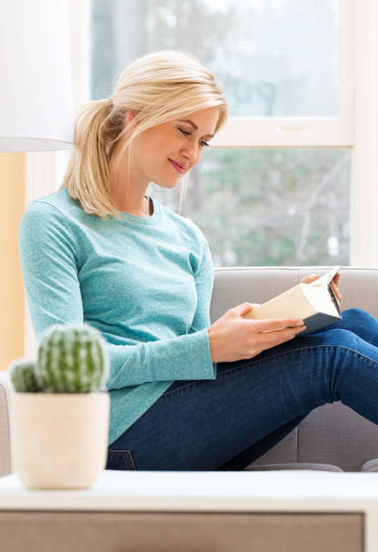 mulher ler livro em casa - Foto, Imagem