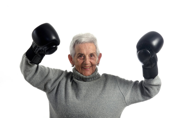 anziana donna boxe su bianco
 - Foto, immagini