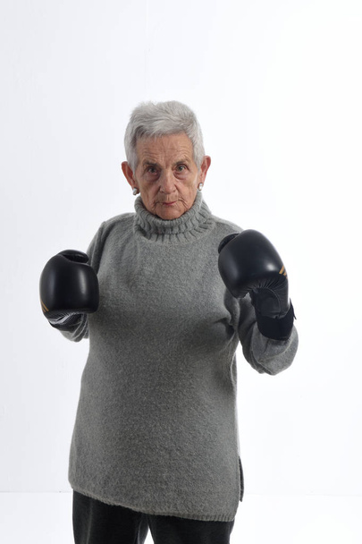 senior woman boxing on white - Foto, Bild