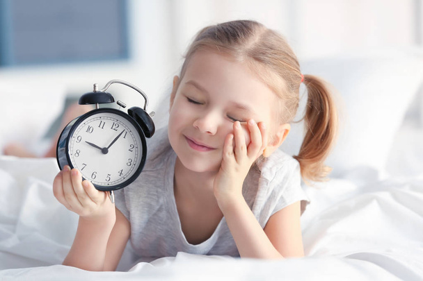 little girl with alarm clock  - Fotoğraf, Görsel
