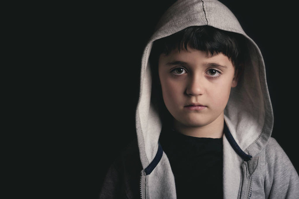 Siyah arka plan üzerinde üzgün çocuk - Fotoğraf, Görsel