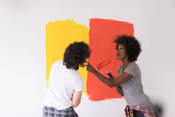 couple painting interior wall - Fotografie, Obrázek