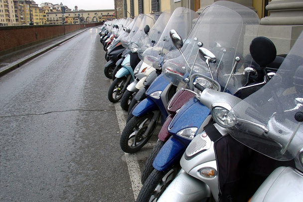 Gran fila de motocicletas en la calle
 - Foto, imagen