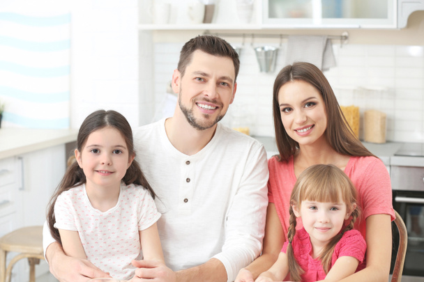 Щаслива сім'я на кухні вдома
 - Фото, зображення