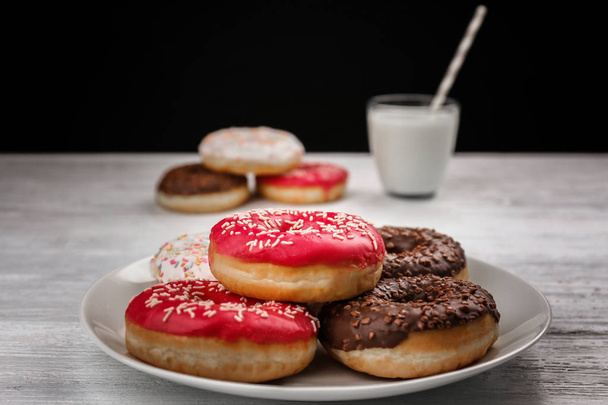 Donuts savoureux avec tasse de lait
  - Photo, image
