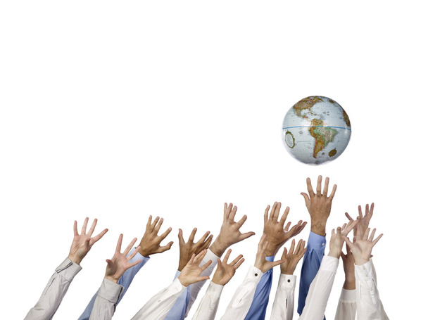 multi-etnische handen bereiken voor globe bal - Foto, afbeelding