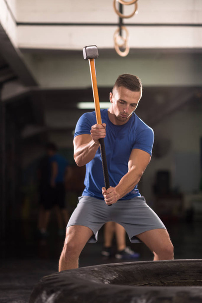 Young muscular workouting man - Foto, afbeelding