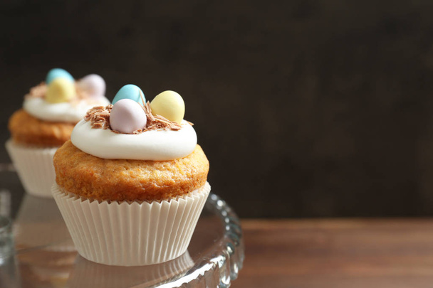 Decorated Easter cupcakes on glass cake  - Foto, afbeelding