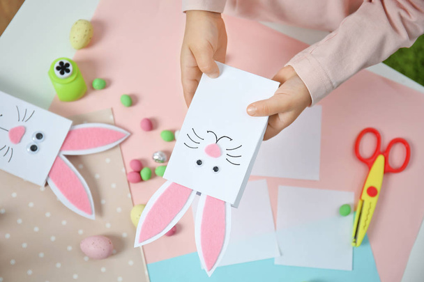 Little girl with Easter gift box - Foto, Imagen