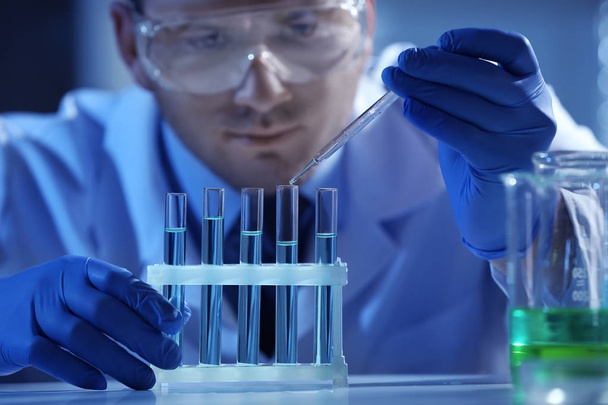 Scientist working in laboratory - Фото, зображення