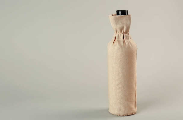 Wine bottle in gift linen pouch  - Fotoğraf, Görsel