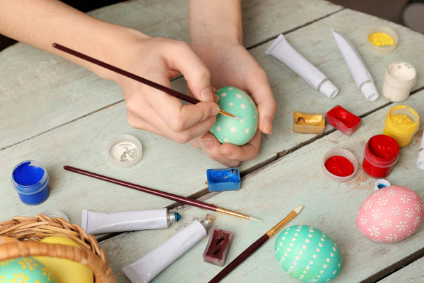 Female hands painting Easter eggs - Foto, imagen