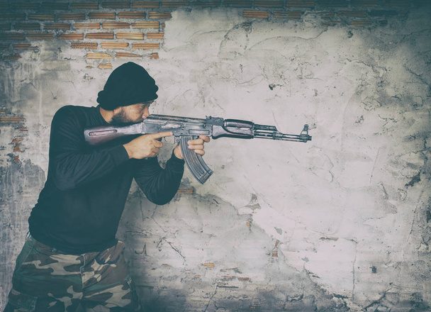 黒のユニフォームとカラシニコフ マスク テロリスト - 写真・画像