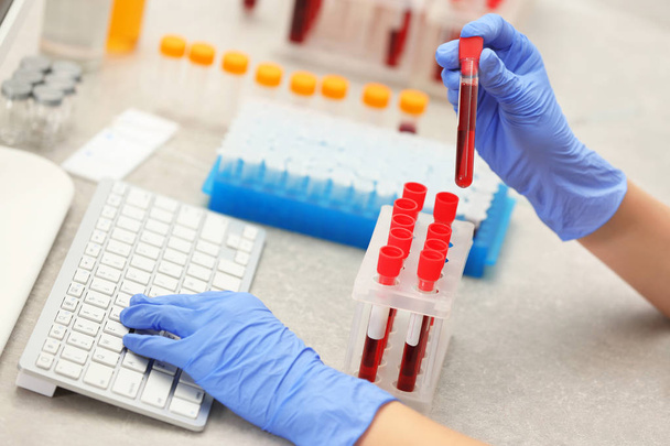 Wissenschaftler gibt Daten von Blut ein - Foto, Bild