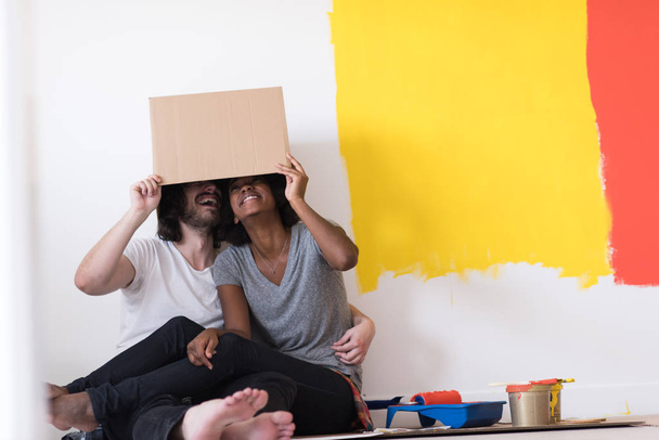 couple playing with cardboard boxes - Fotografie, Obrázek