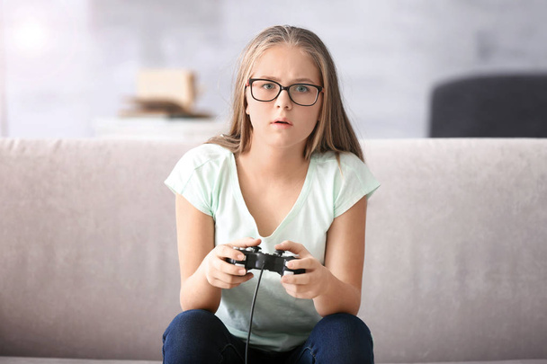  teenager playing videogame  - Фото, зображення