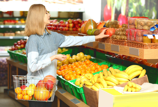 woman buying fruits in market - Фото, зображення