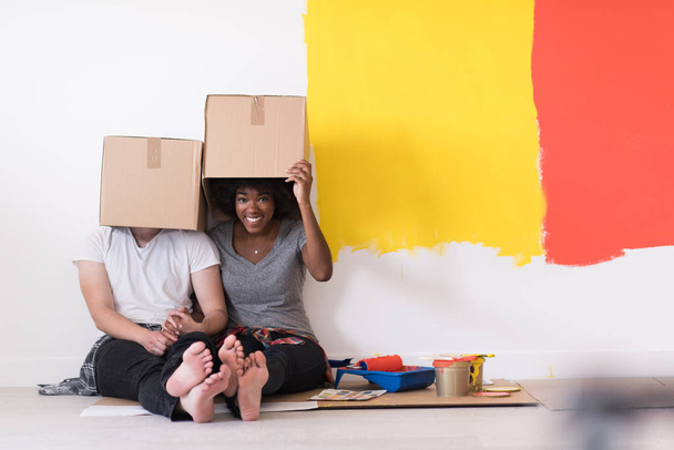 couple playing with cardboard boxes - 写真・画像