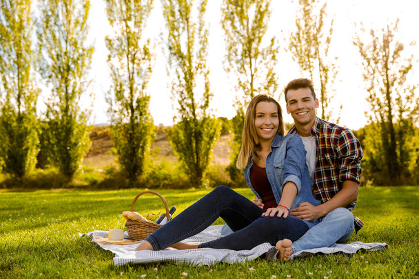 couple enjoying a day in the park - Foto, imagen