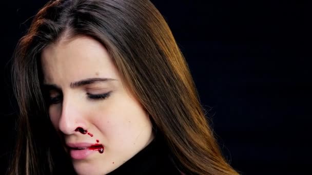 Hermosa mujer sangrando por la nariz después de la violencia doméstica llorando buscando camer
 - Metraje, vídeo
