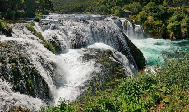 Una Wild River. Cachoeira em Strbacki Buk. Bosna e Herzegovina. Cachoeira grande bonita no rio selvagem
. - Foto, Imagem