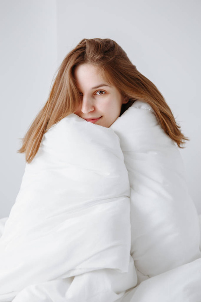 γυναίκα που καλύπτεται με κουβέρτα  - Φωτογραφία, εικόνα