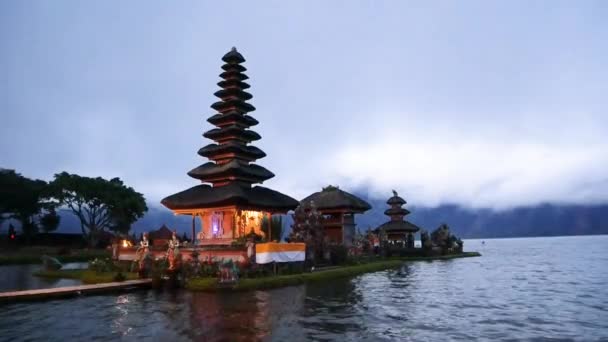 Pura Ulun Danu chrám, Bali, Indonésie - Záběry, video