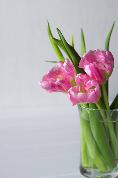ガラスの瓶に新鮮なピンクのチューリップの花ブーケ - 写真・画像