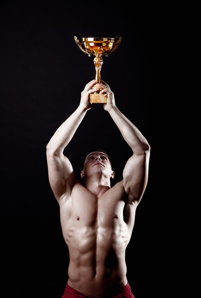 Campeón levantando su copa
 - Foto, Imagen