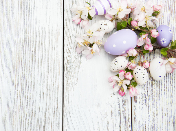 イースターの卵とリンゴの花 - 写真・画像