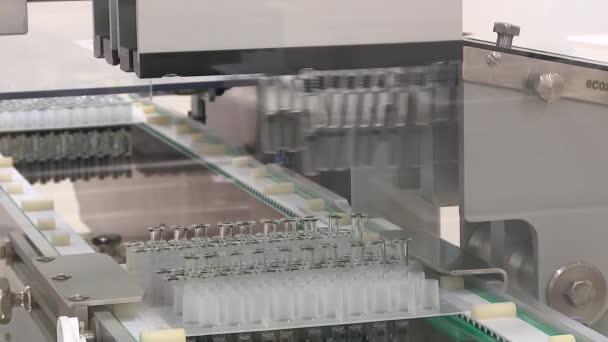  φαρμακευτικό εργοστάσιο άδειο φιαλίδια για το εμβόλιο - Πλάνα, βίντεο