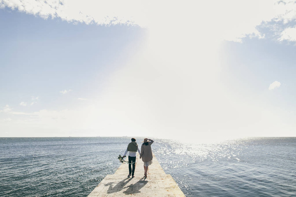 bride couple on pier - Foto, Bild