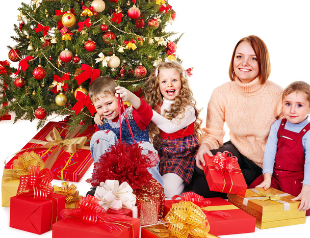 Enfants avec boîte cadeau près de l'arbre de Noël
. - Photo, image