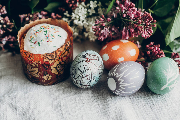 pastel de Pascua y coloridos huevos decorados
 - Foto, imagen