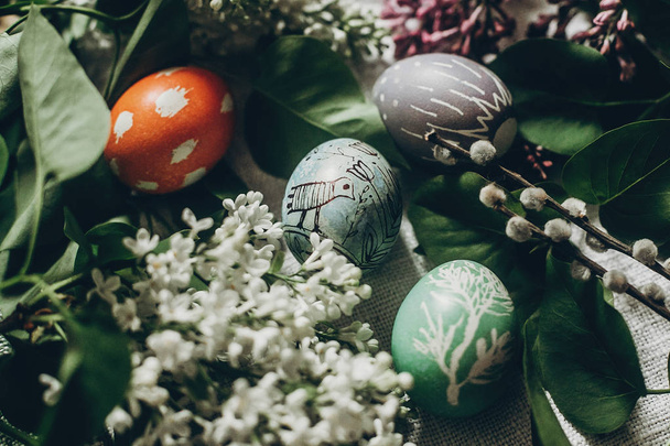 huevos de Pascua, flores y sauce coño
  - Foto, Imagen