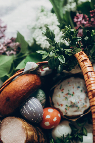  cesta con pastel, huevos y jamón
  - Foto, Imagen