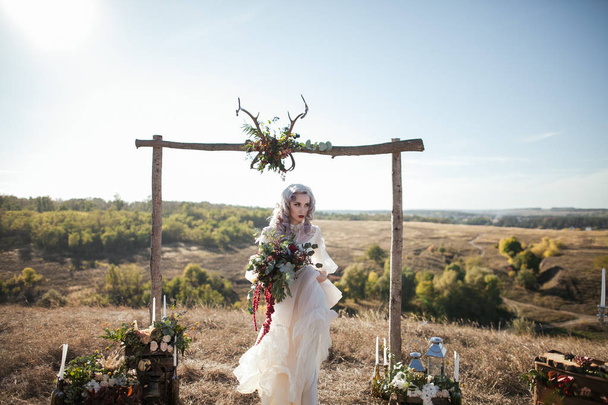 beautiful bride, alfresco in countryside - Foto, afbeelding