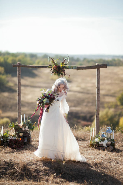 beautiful bride, alfresco in countryside - Foto, Imagem