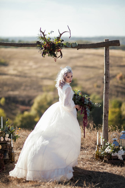 beautiful bride, alfresco in countryside - Fotoğraf, Görsel