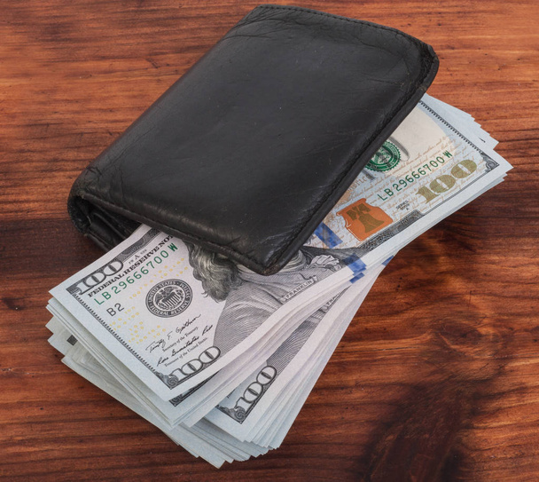 Ahşap arka plan üzerinde izole dolar ile cüzdan - Fotoğraf, Görsel