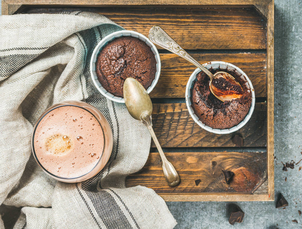 Chocolate souffle in baking cups - Zdjęcie, obraz